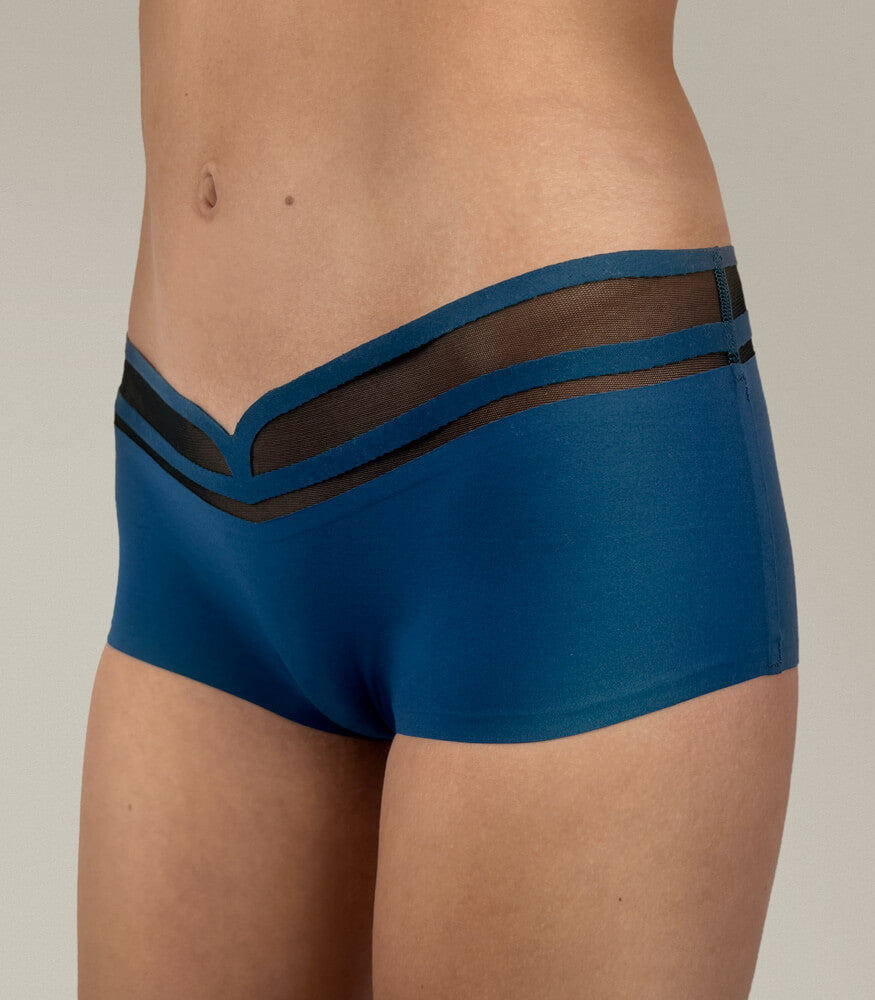 femme portant une culotte shorty pour le sport sans coutures