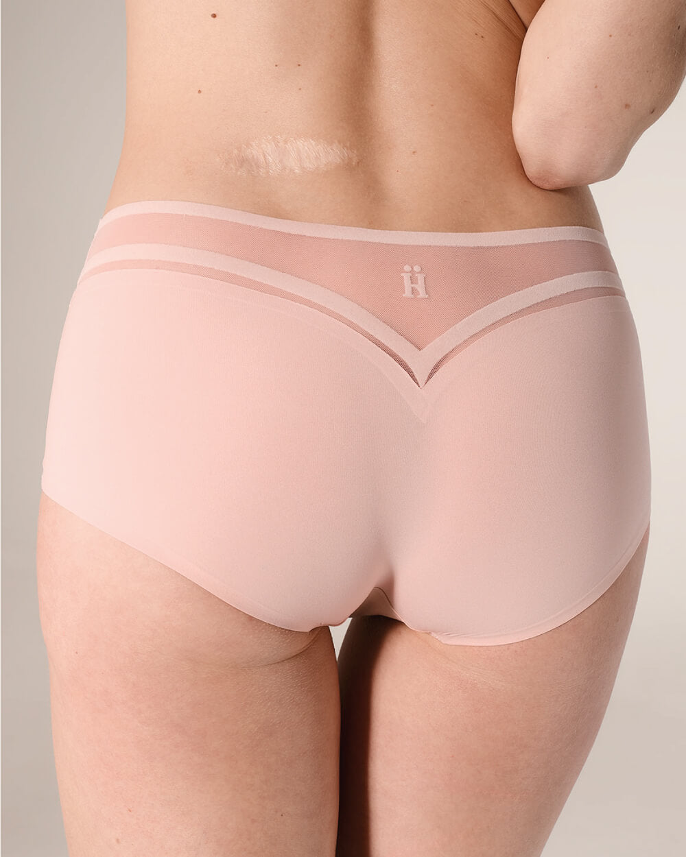 femme portant une culotte shorty pour le sport sans coutures 