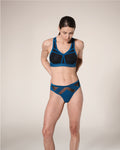 femme portant un tanga de sport sans couture hastko TANGA N°23