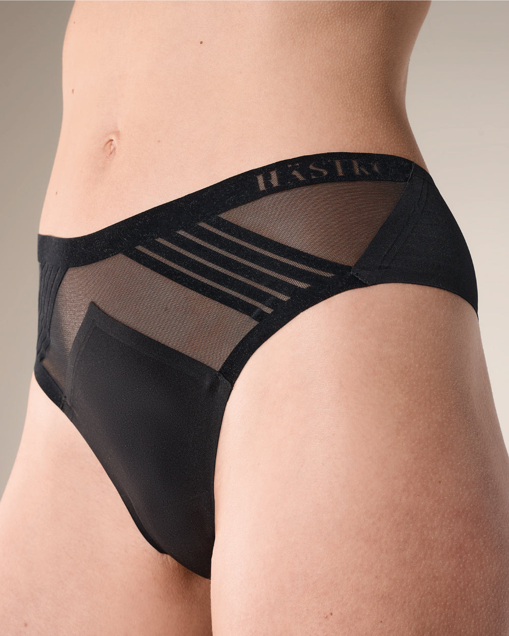 femme portant une culotte tanga pour le sport sans coutures 