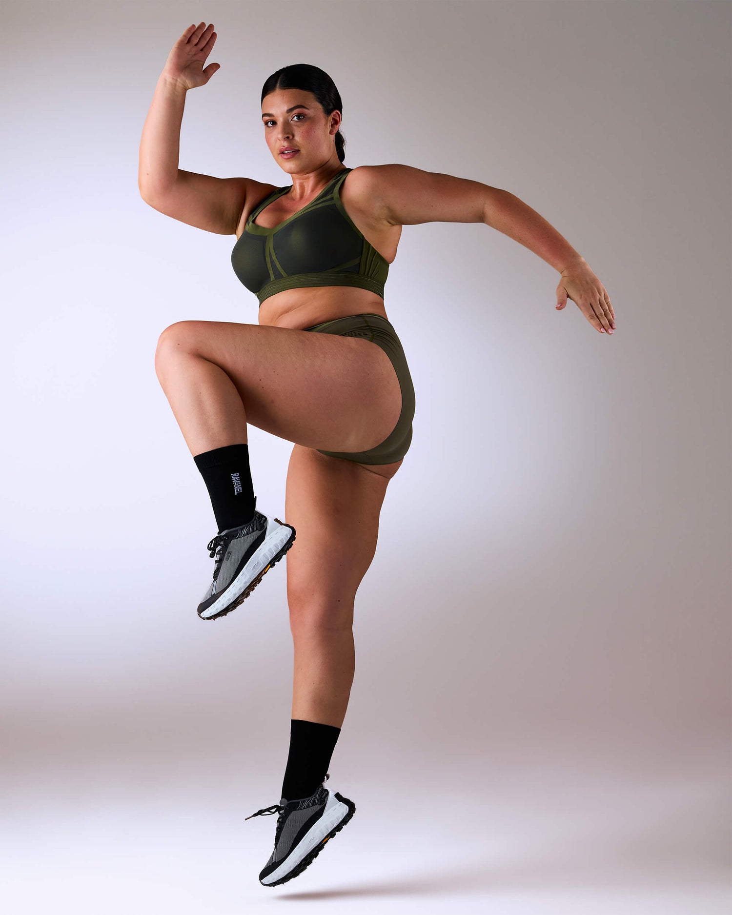 femme portant une brassière de sport hastko BRA N°38