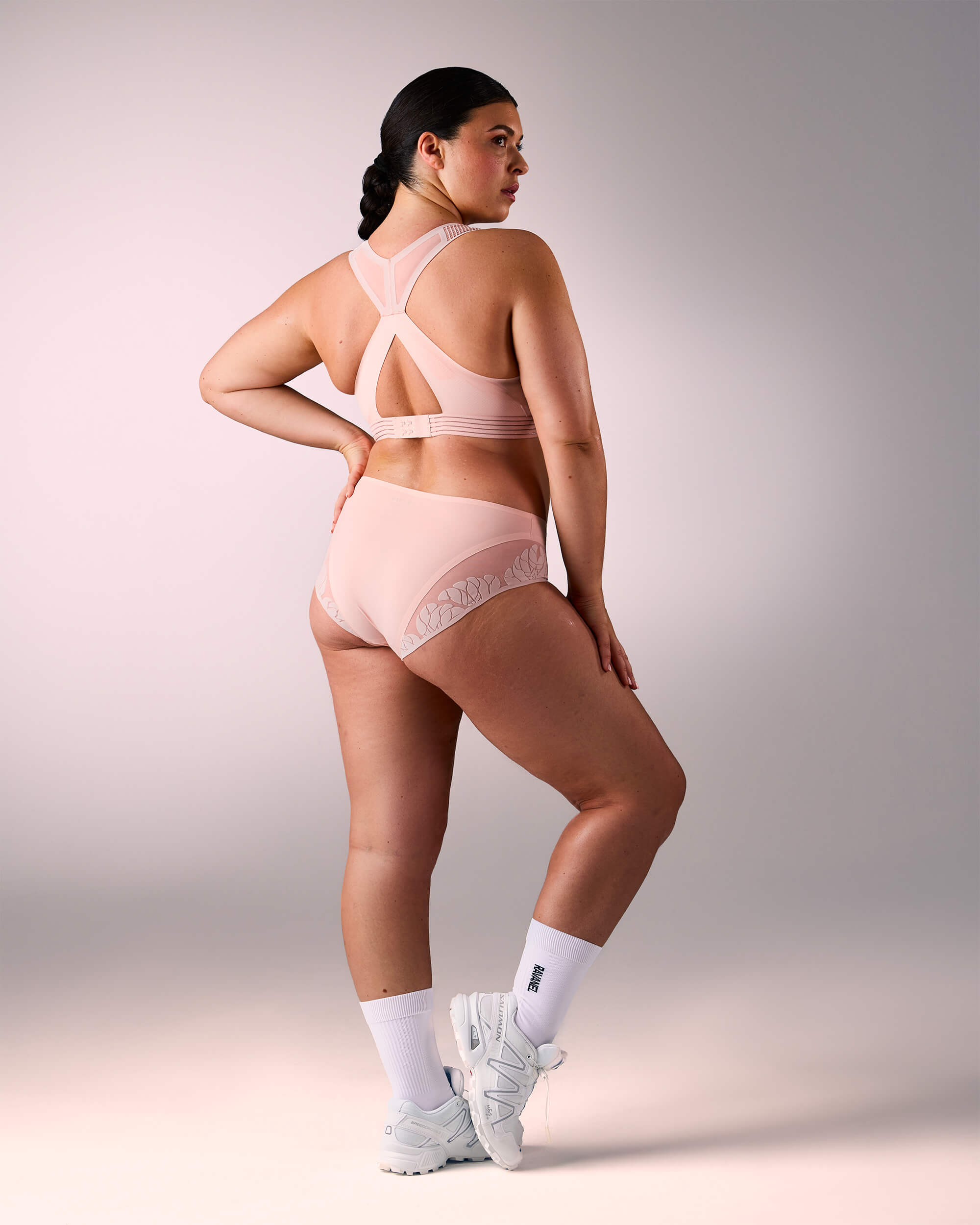 femme portant une brassière de sport hastko BRA N°38
