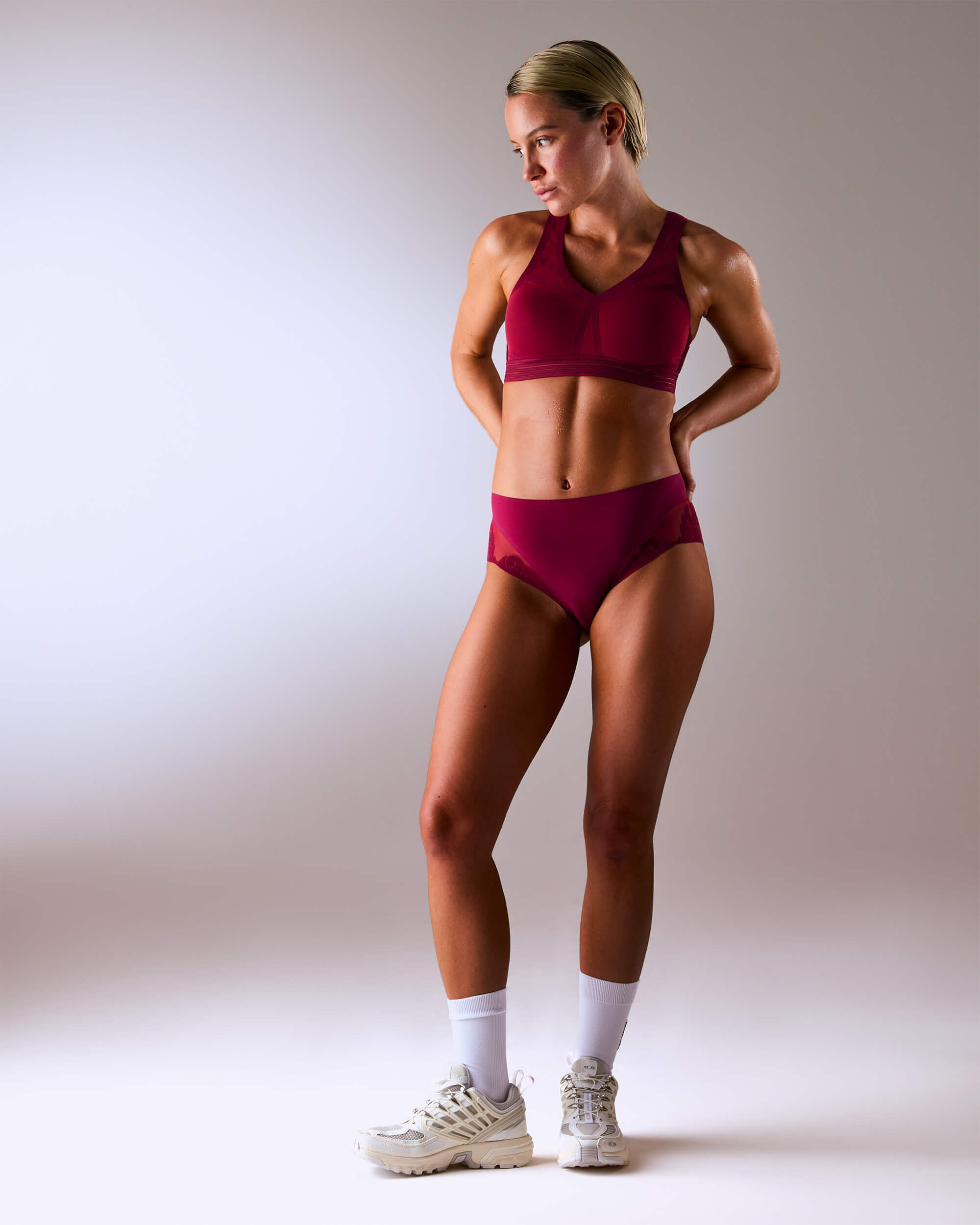 femme portant une brassière de sport hastko BRA N°38