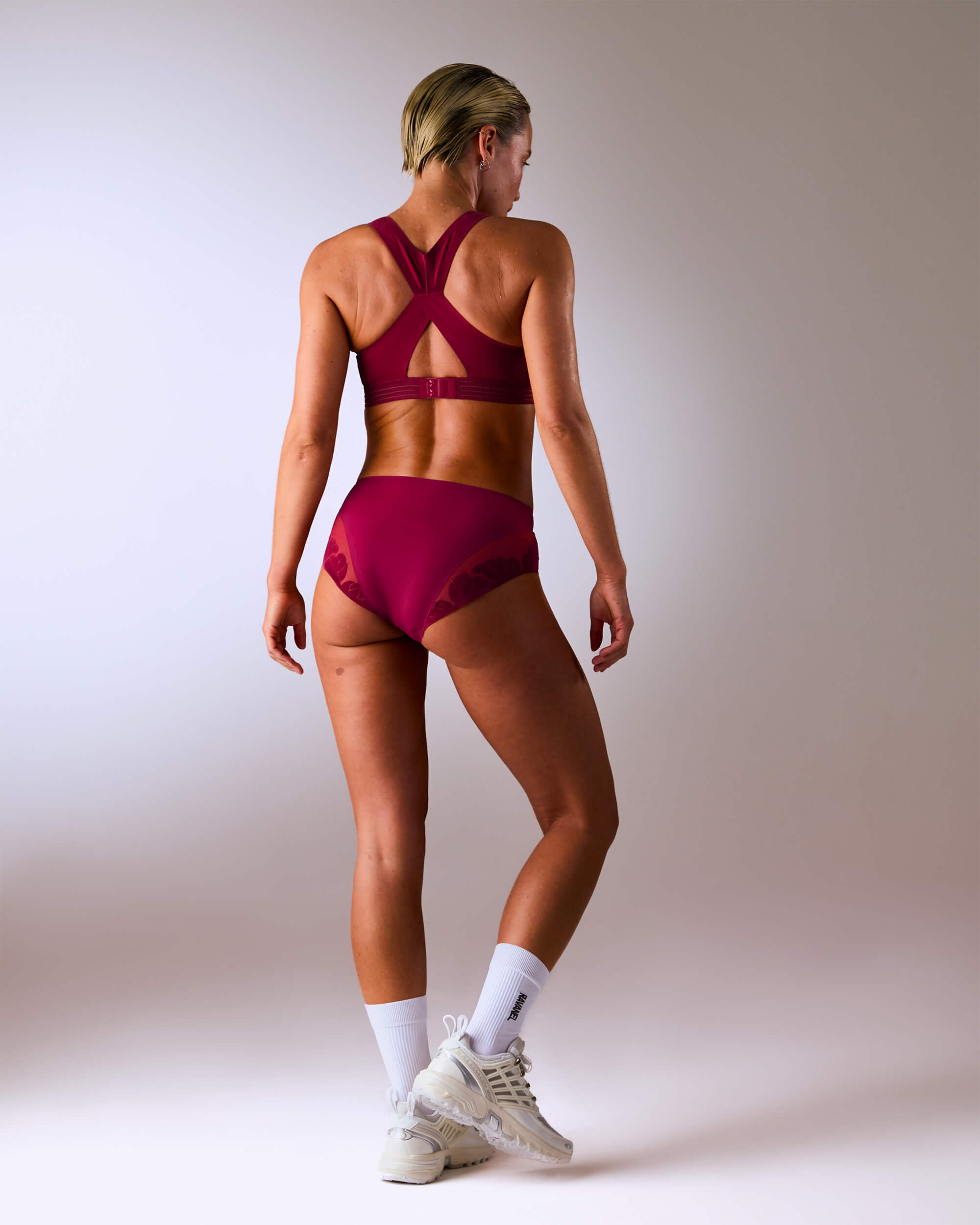 femme portant une brassière de sport hastko BRA N°38