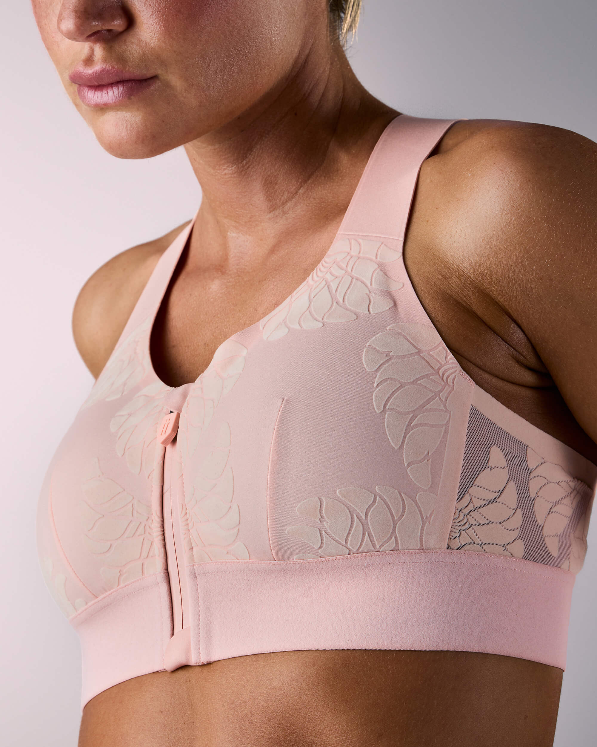 femme portant une brassière de sport hastko BRA N°92