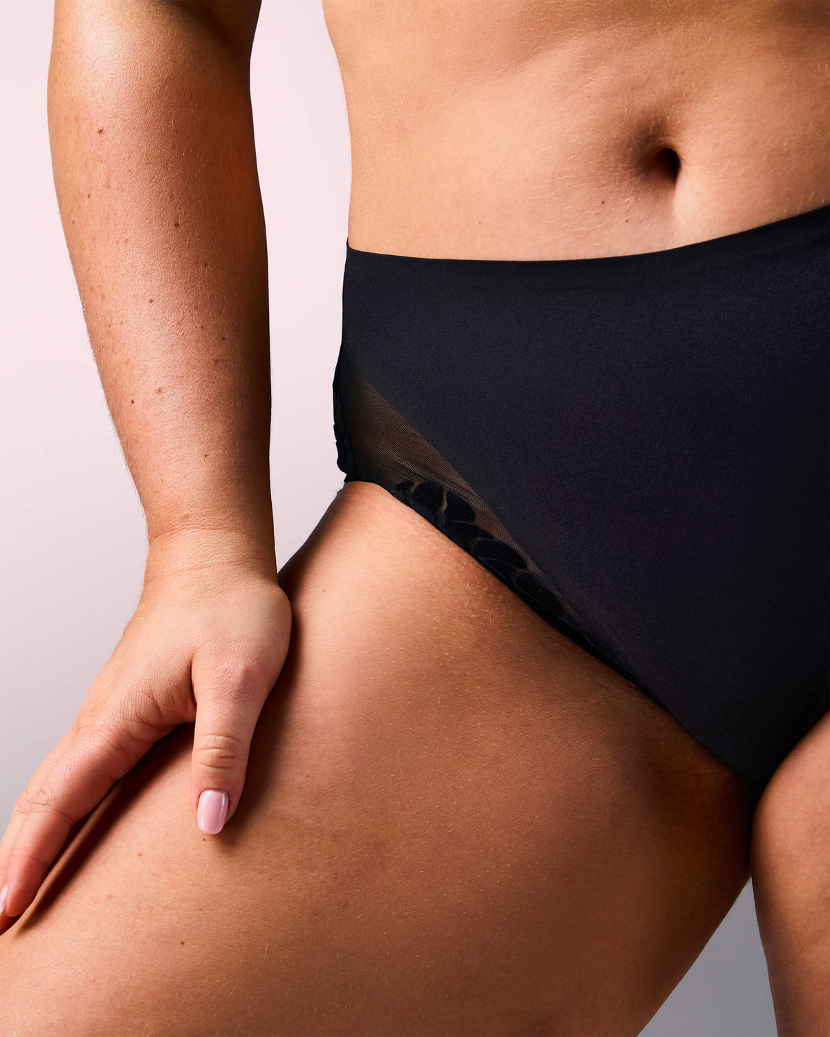 femme portant une culotte de sport sans couture hastko PANTY N°91 #color_true-black