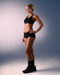 femme portant un shorty de sport sans couture hastko SHORTY N°19
