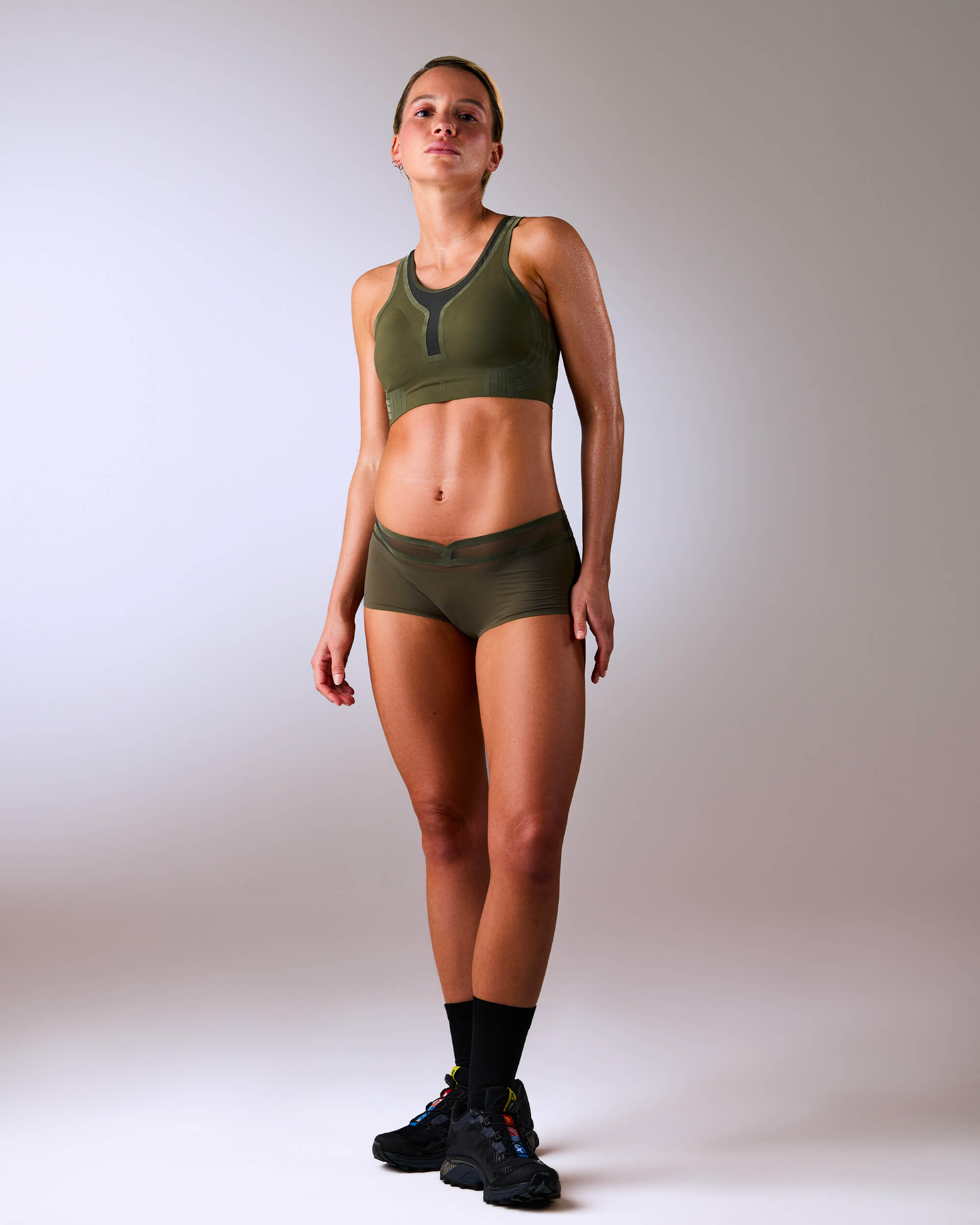 femme portant un shorty de sport sans couture hastko SHORTY N°19