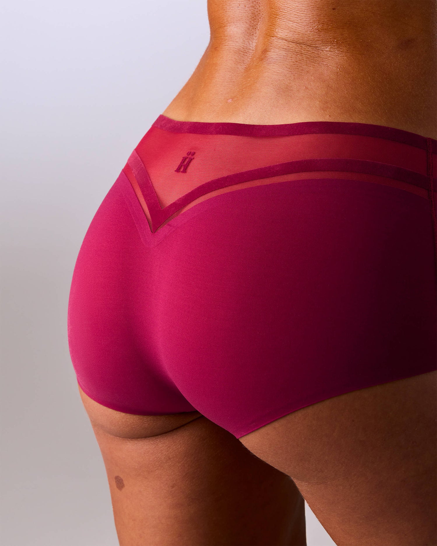 femme portant un shorty de sport sans couture hastko SHORTY N°19