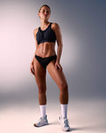 femme portant un string de sport sans couture hastko STRING N°19