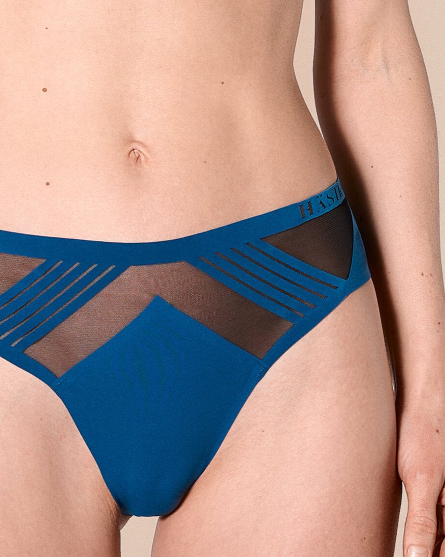 femme portant un tanga de sport sans couture hastko TANGA N°23
