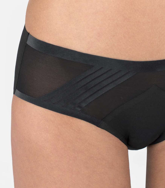 femme portant une culotte pour le vélo ou l'équitation sans coutures #color_true-black