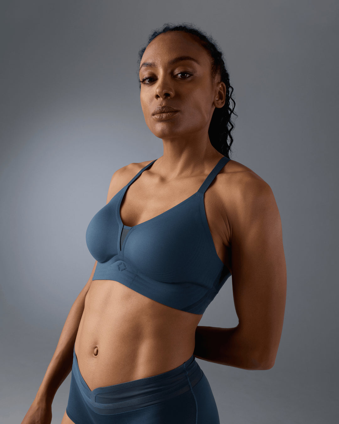 femme portant brassière de sport hastko BRA N°29 #color_ardoise