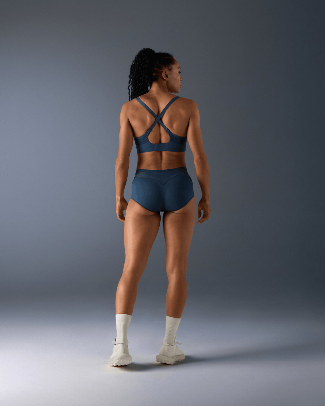 femme portant brassière de sport hastko BRA N°29 #color_ardoise
