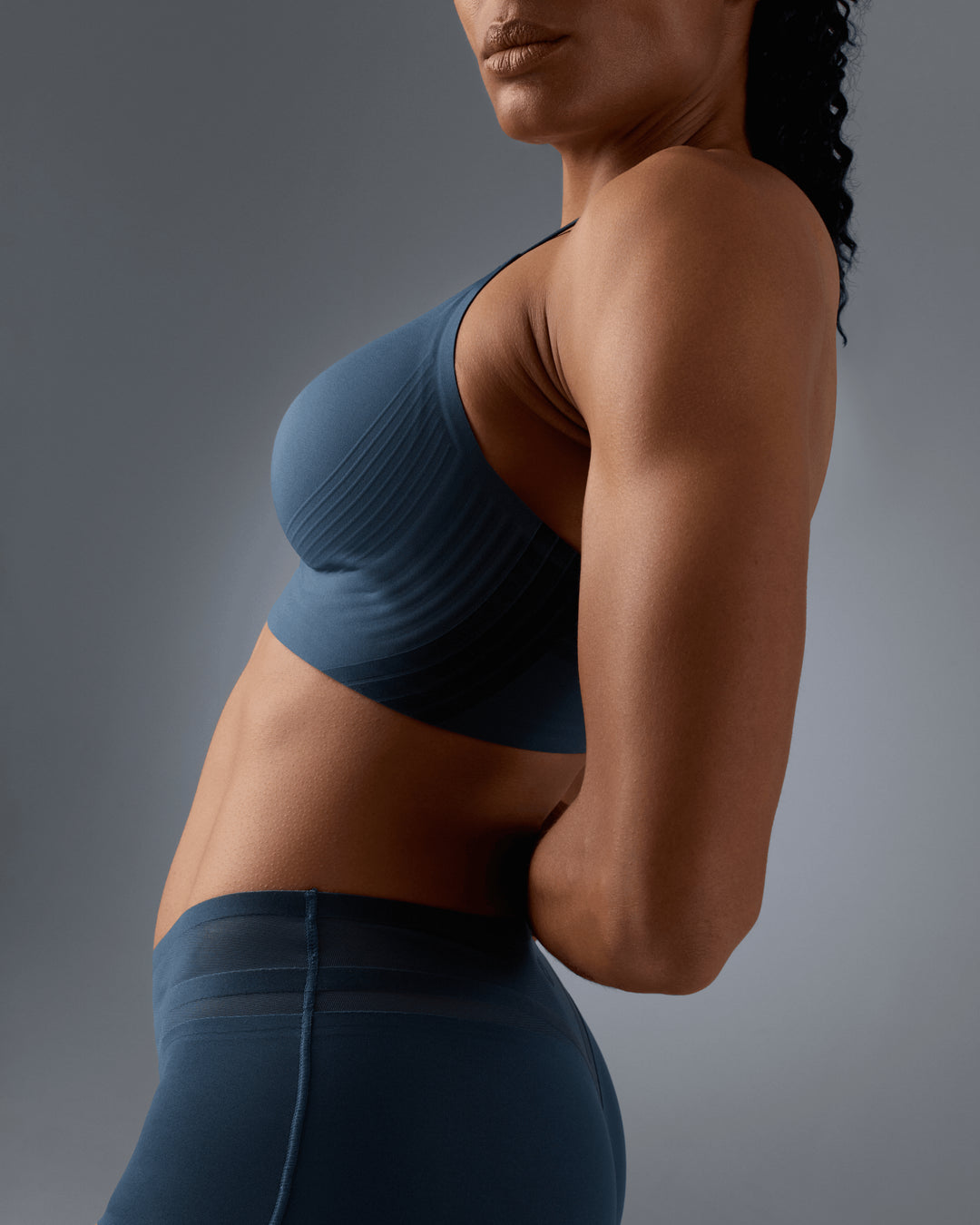 femme portant brassière de sport hastko BRA N°29 #color_ardoise