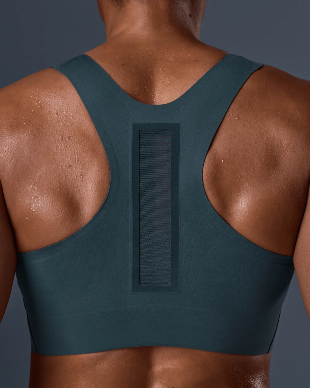 femme portant une brassière de sport hastko BRA N°42 #color_ardoise