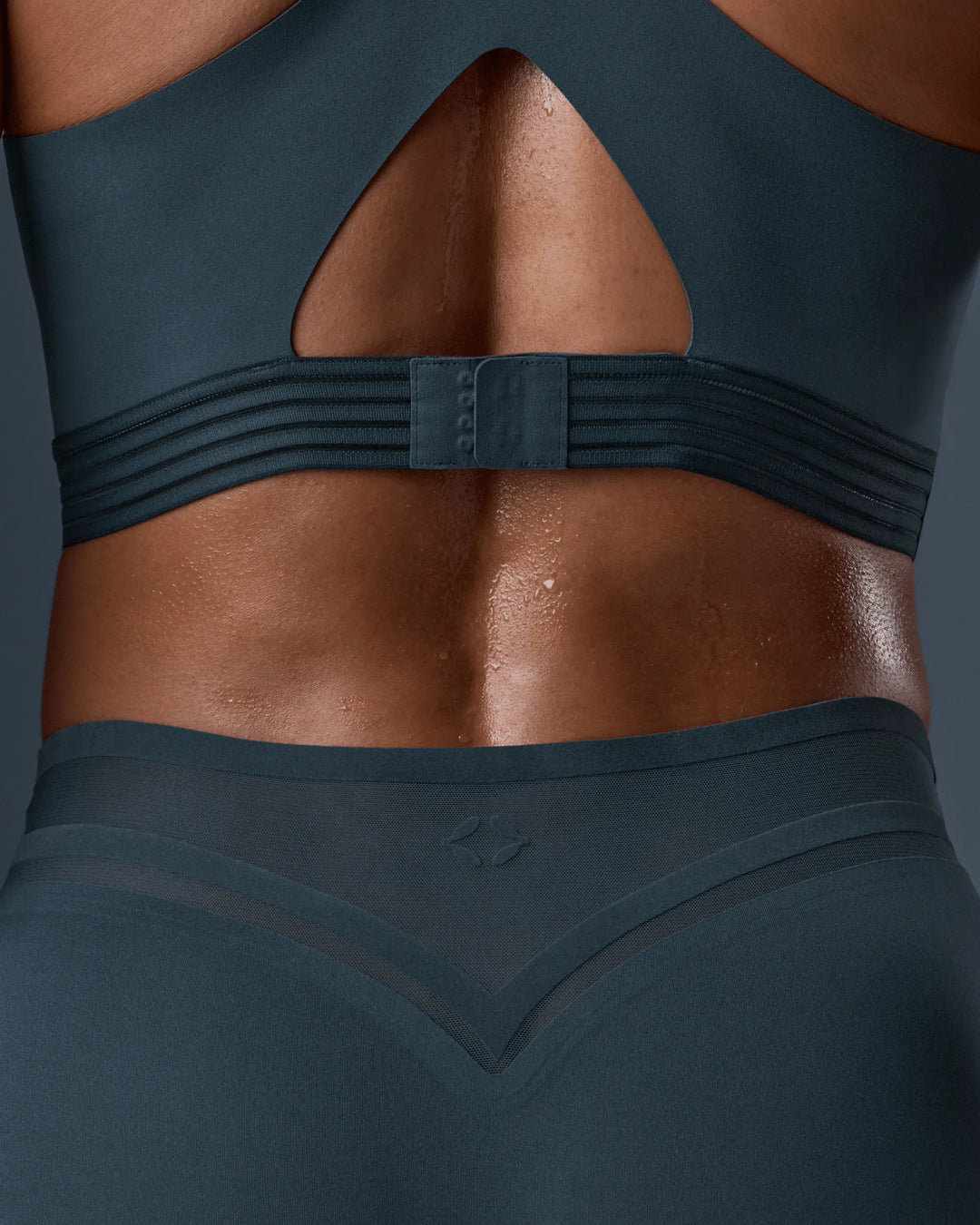 femme portant un shorty de sport sans couture hastko SHORTY N°19 #color_ardoise