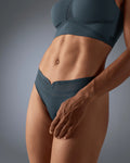 femme portant un string de sport sans couture hastko STRING N°19  