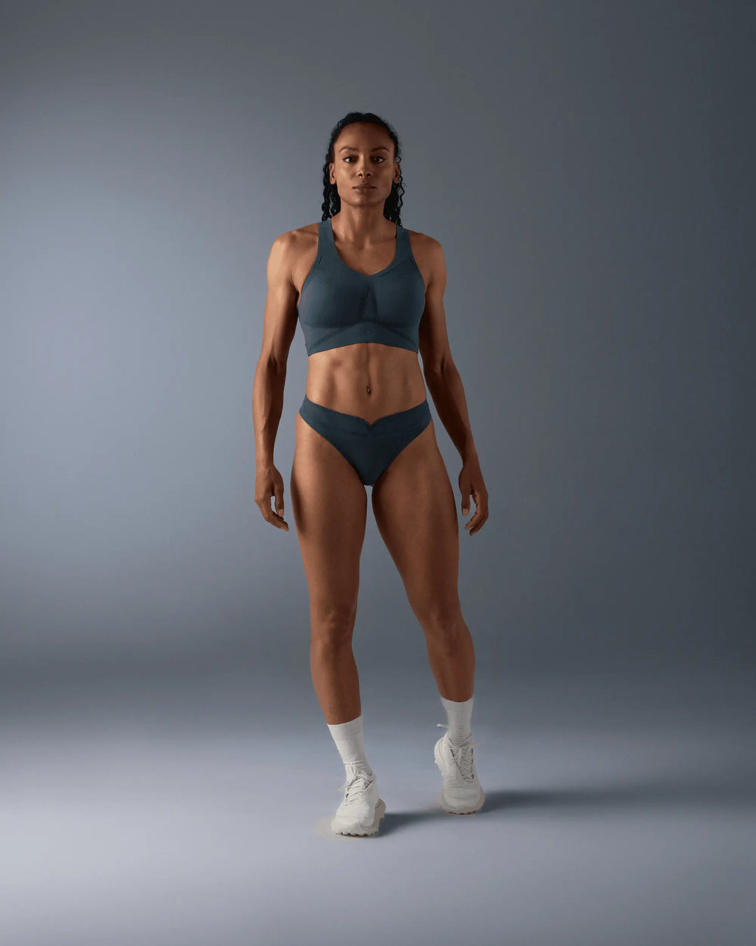 femme portant un string de sport sans couture hastko STRING N°19  #color_ardoise