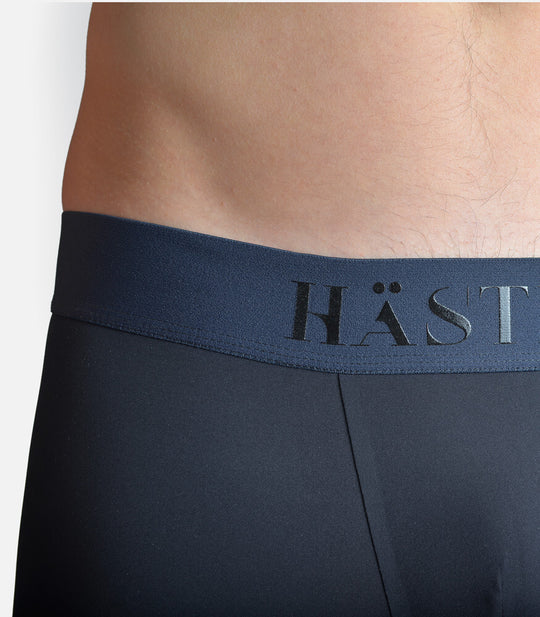 homme portant un boxer de sport #color_blueberry