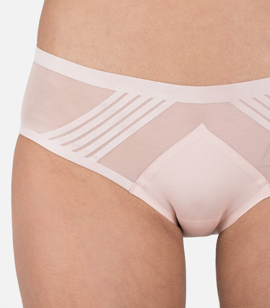 femme portant une culotte pour le vélo ou l'équitation sans coutures #color_nude