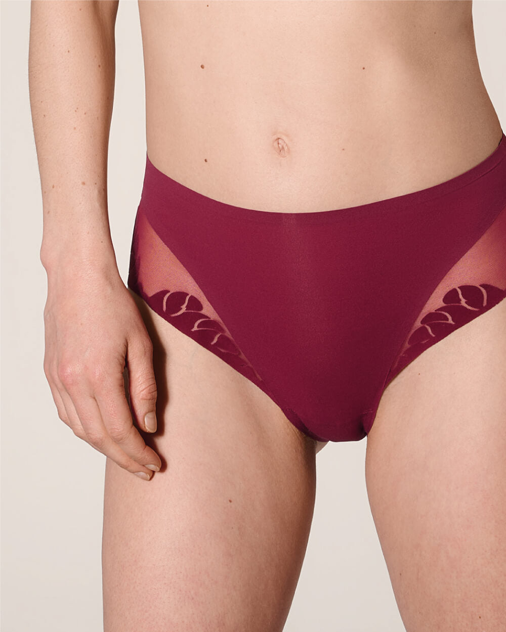 femme portant une culotte sans couture pour le sport sans coutures pour le sport #color_tuscany-bordeaux