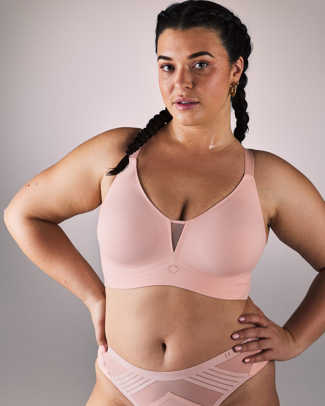 femme portant une brassière de sport hastko BRA N°29 #color_nude