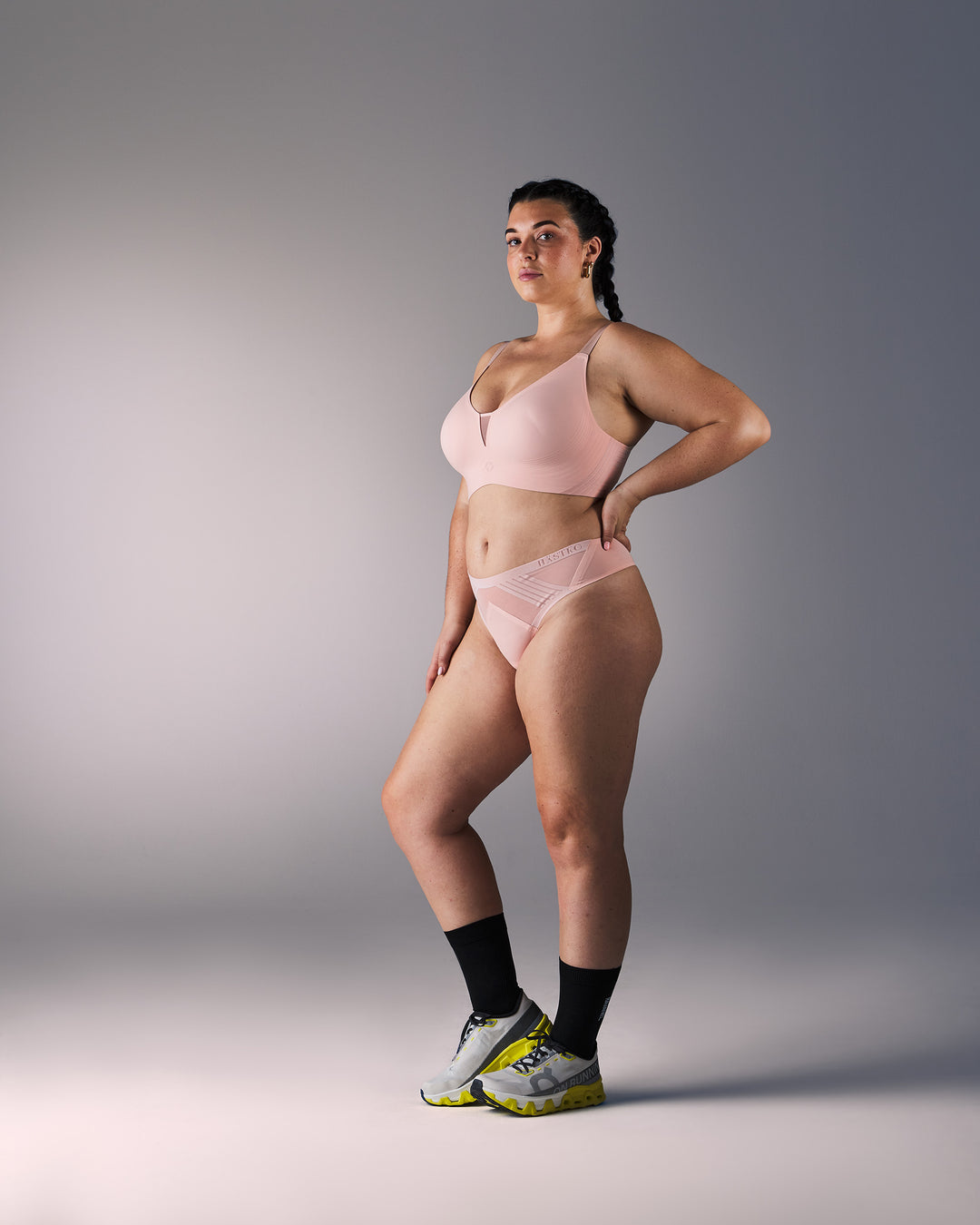 femme portant une brassière de sport hastko BRA N°29 #color_nude