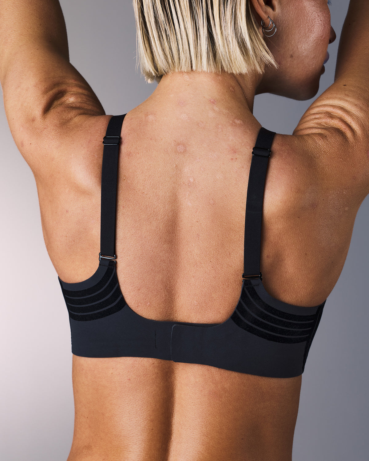femme portant une brassière de sport hastko BRA N°29 #color_true-black