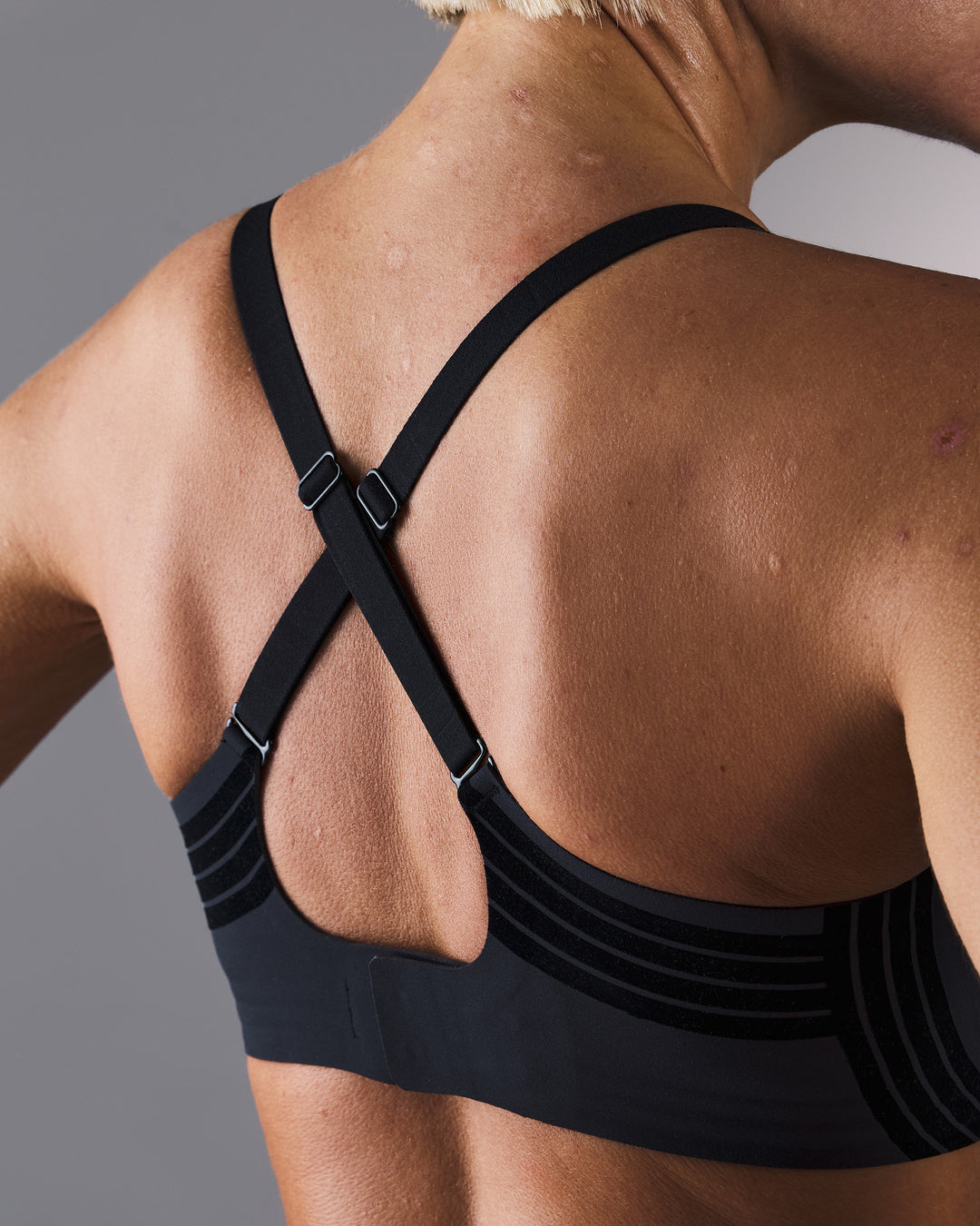 femme portant une brassière de sport hastko BRA N°29 #color_true-black