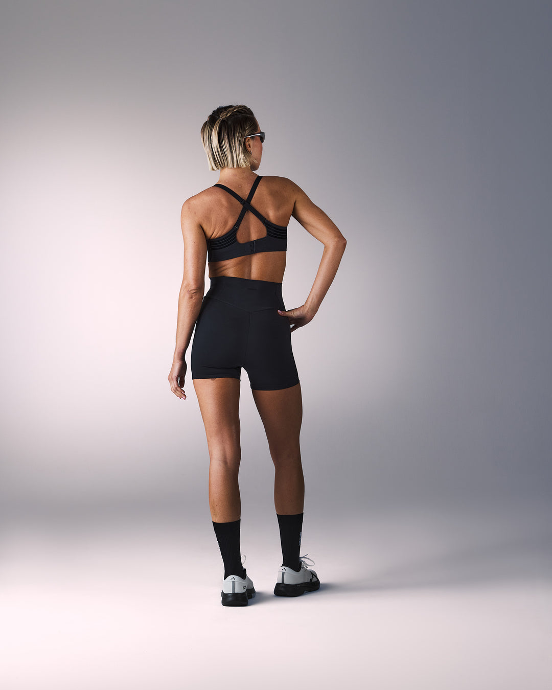 femme portant une brassière de sport hastko BRA N°29 #color_true-black