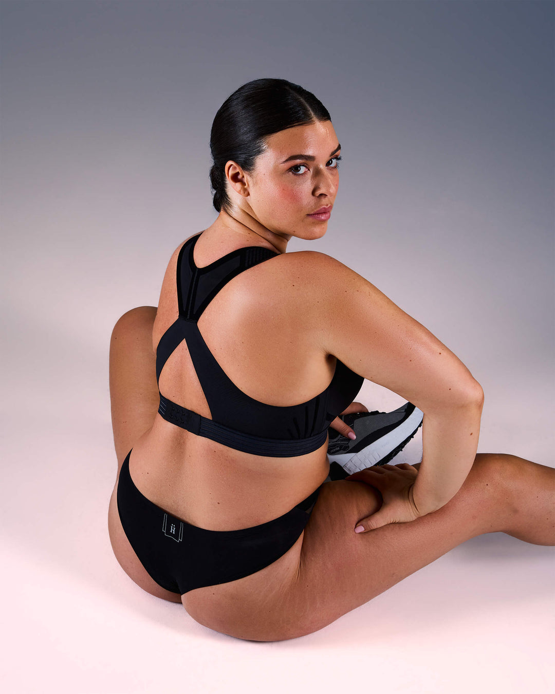 femme portant une brassière de sport hastko BRA N°38 #color_true-black