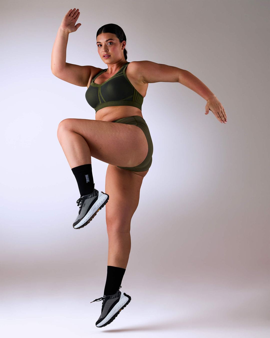 femme portant une brassière de sport hastko BRA N°38 #color_kaki