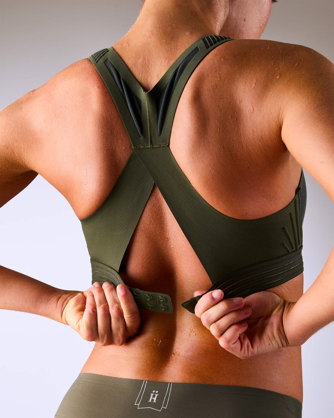 femme portant une brassière de sport hastko BRA N°38 #color_kaki