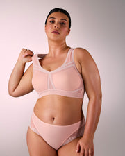 femme portant une brassière de sport hastko BRA N°38 