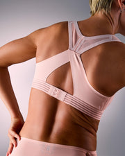 femme portant une brassière de sport hastko BRA N°38 