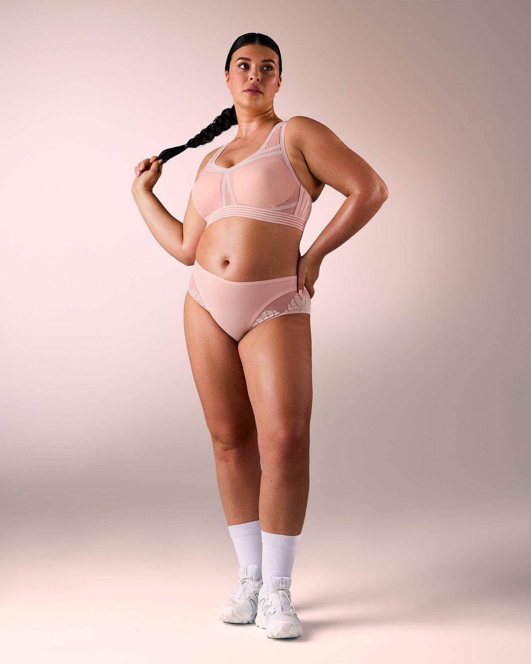 femme portant une brassière de sport hastko BRA N°38 #color_nude