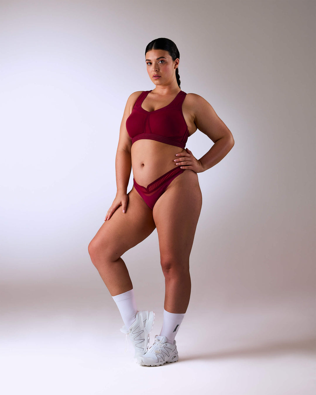 femme portant une brassière de sport hastko BRA N°38 #color_tuscany-bordeaux