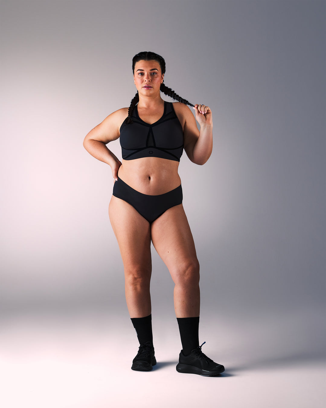 femme portant une brassière de sport hastko BRA N°39 #color_true-black