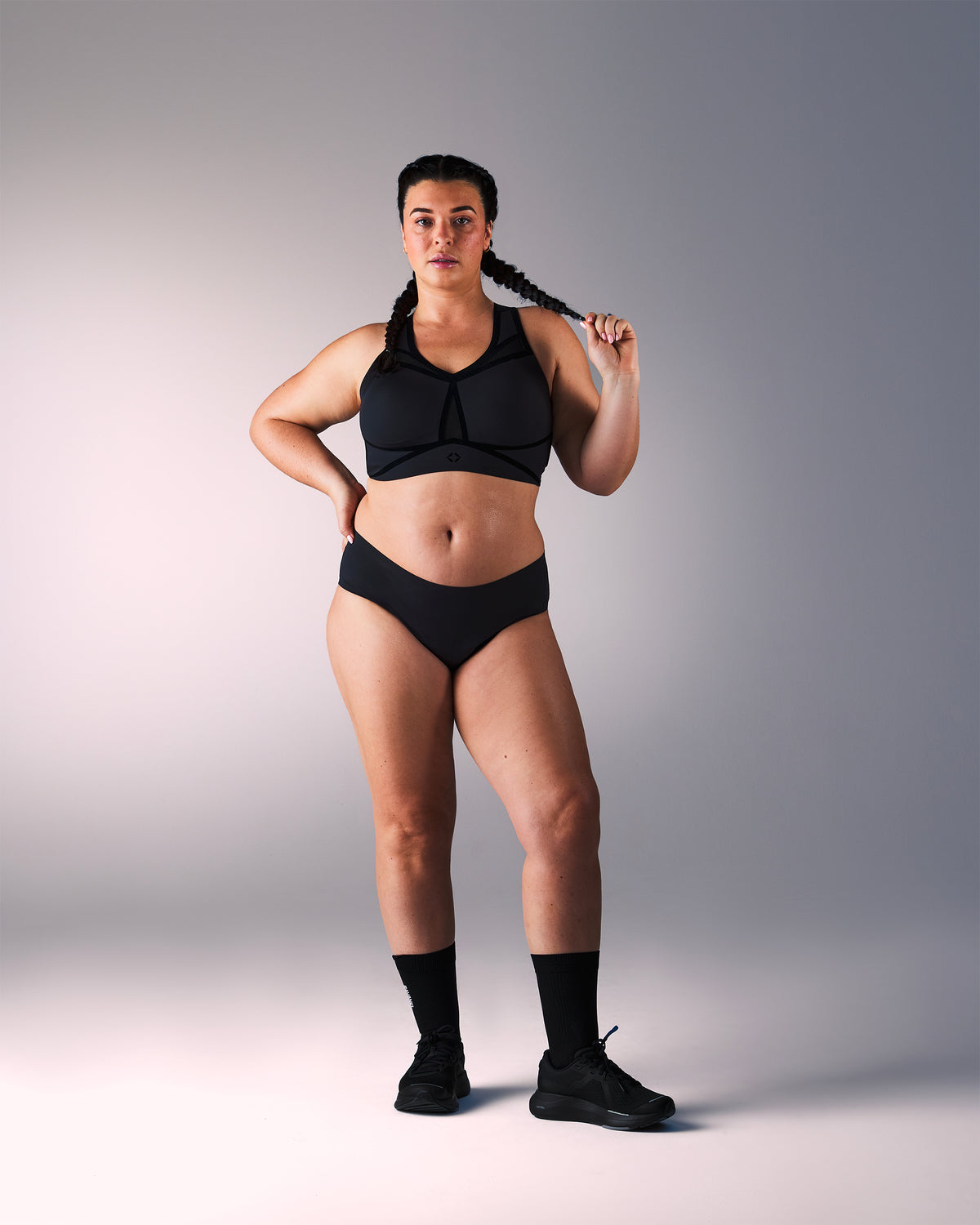 femme portant une brassière de sport hastko BRA N°39 #color_true-black