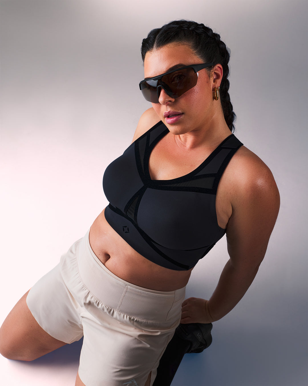 femme portant une brassière de sport hastko BRA N°39 #color_true-black