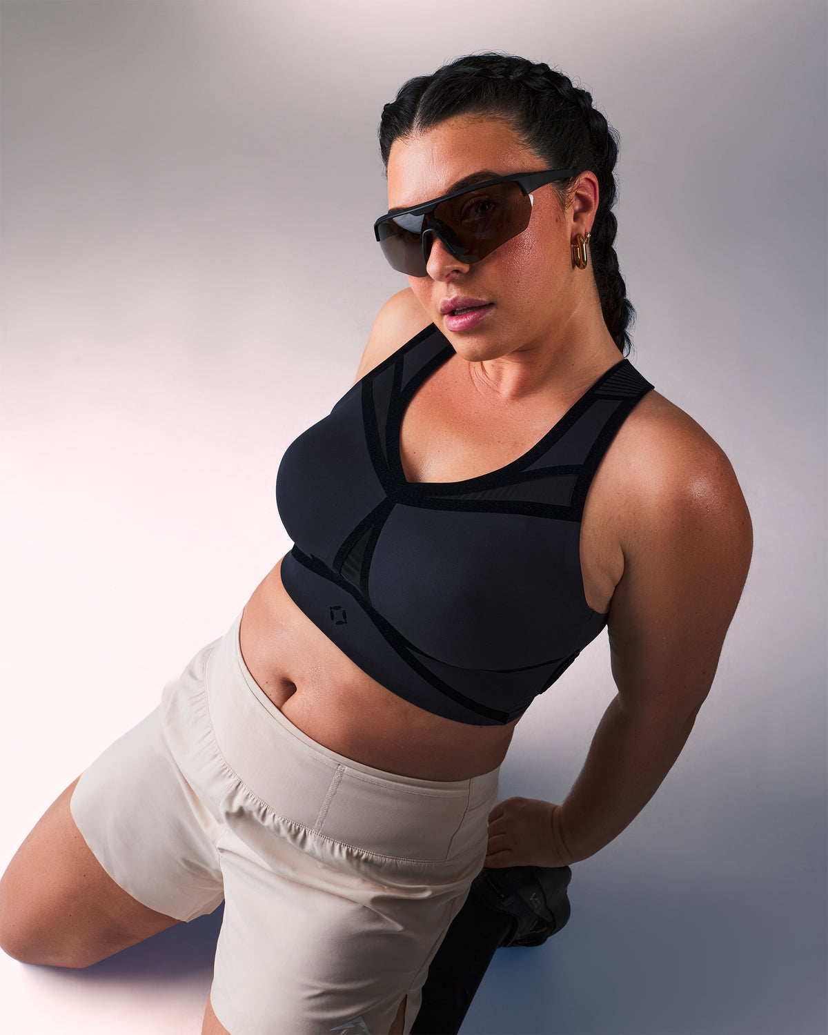 femme portant une brassière de sport hastko BRA N°39 #color_true-black