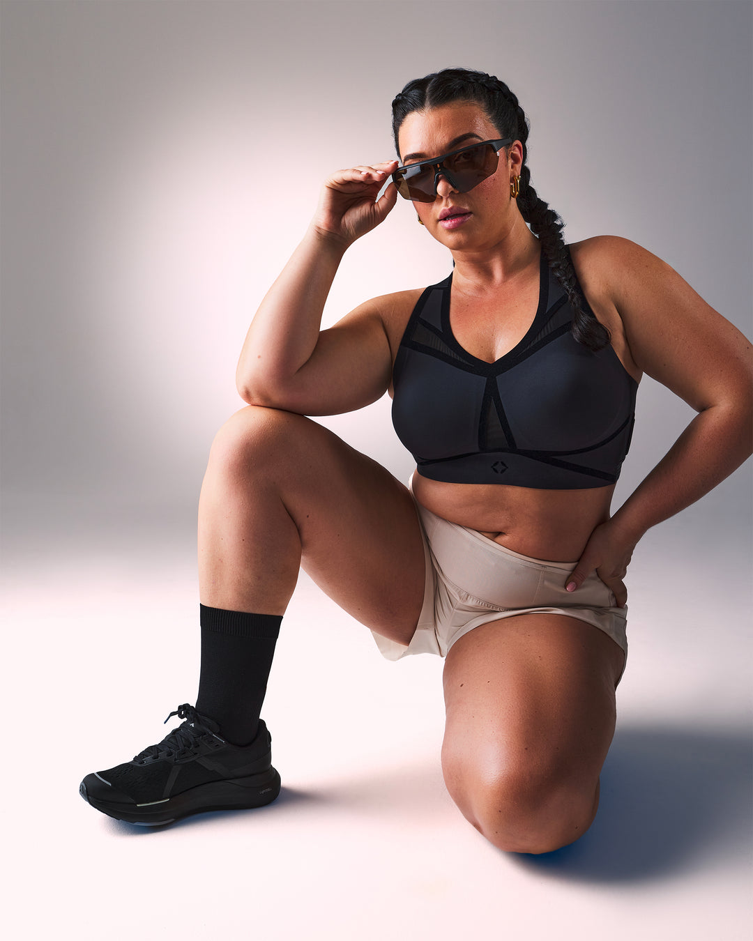 femme portant une brassière de sport hastko BRA N°39 #color_true-black