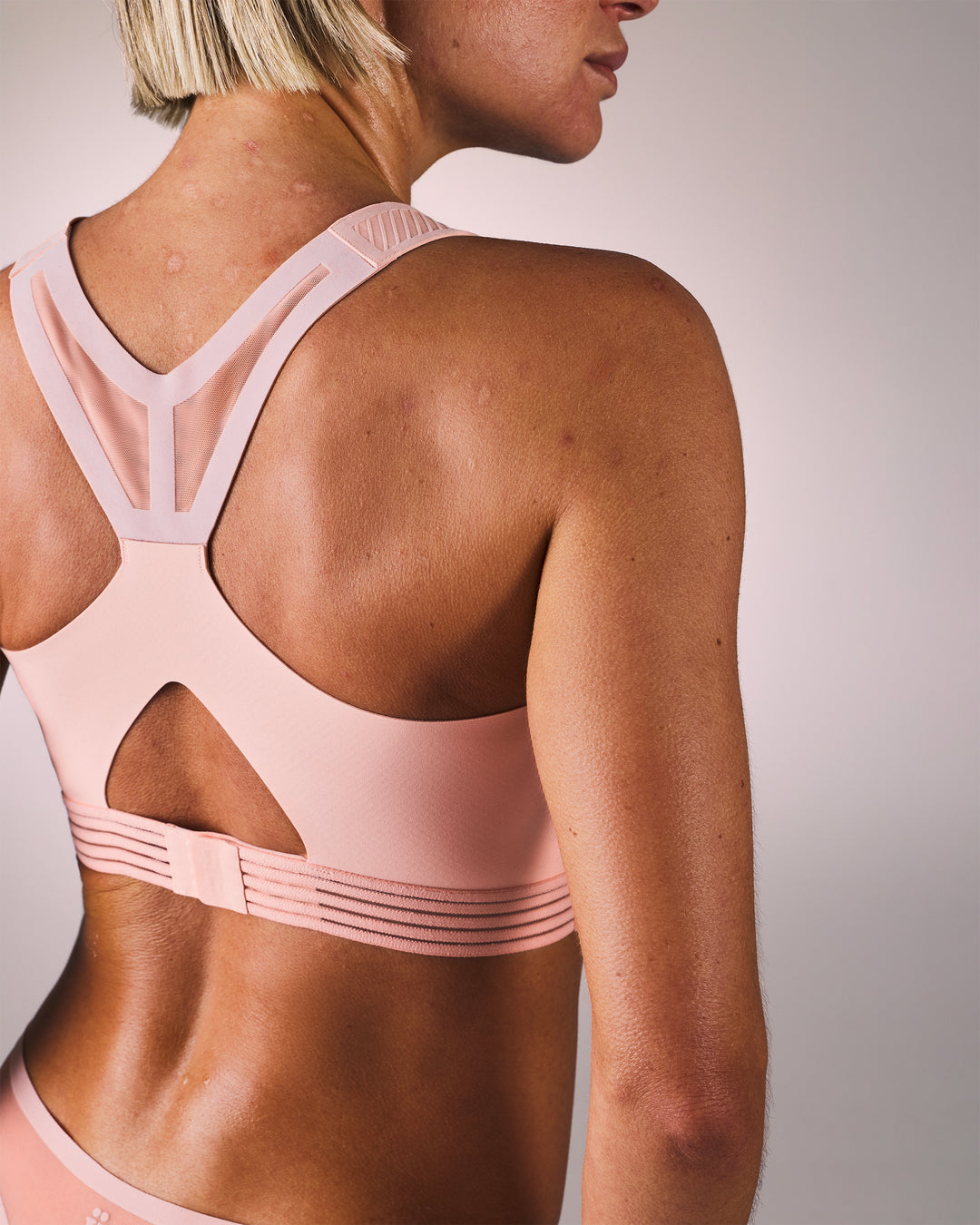 femme portant une brassière de sport hastko BRA N°39 #color_nude