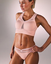 femme portant une brassière de sport hastko BRA N°39 