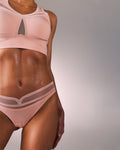femme portant une brassière de sport hastko BRA N°39 