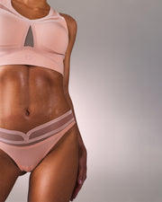 femme portant une brassière de sport hastko BRA N°39 