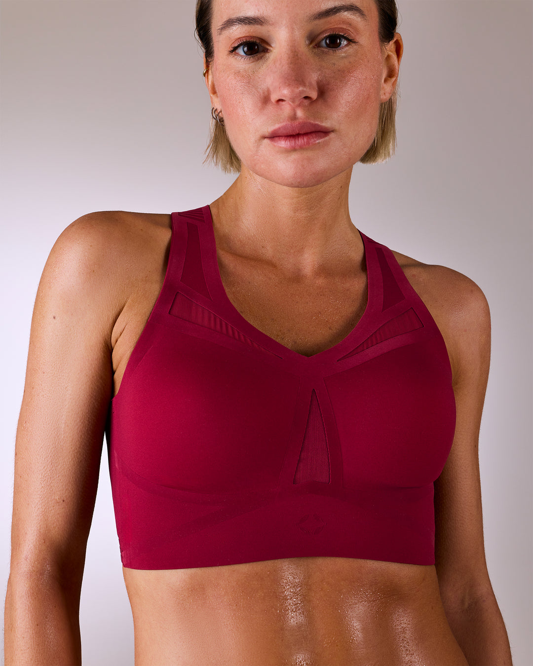 femme portant une brassière de sport hastko BRA N°39 #color_tuscany-bordeaux