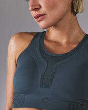 femme portant une brassière de sport hastko BRA N°42 