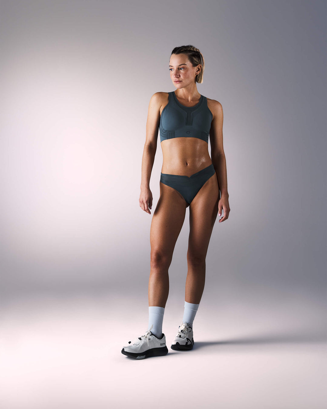 femme portant une brassière de sport hastko BRA N°42 #color_ardoise